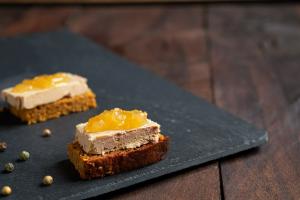 Marbré de foie gras de canard Figue pistache et pain d'épices 