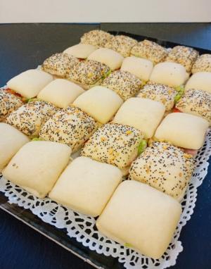 Nos Amuses-bouches : Canapés, mini faluches, navettes garnies.