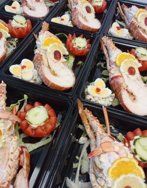Nos entrées froides; 1/2 langouste, melon aux crevettes, omelettes au saumon . . .