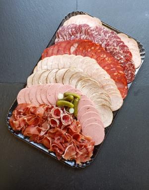Planche apéro; saucisson, rosette, chiffonnade de jambon, cornichons