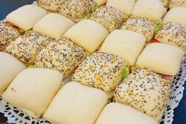 Nos Amuses-bouches : Canapés, mini faluches, navettes garnies.