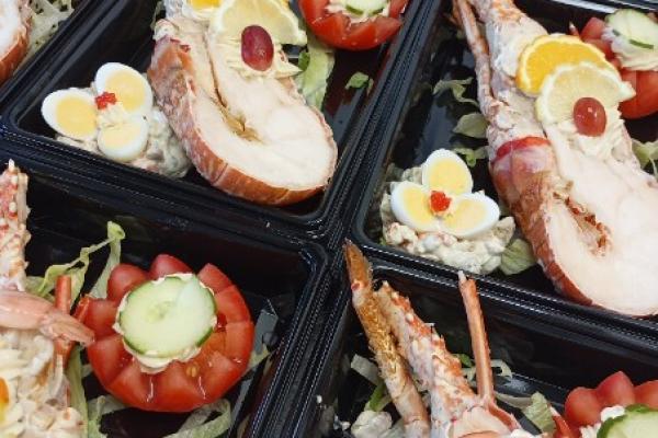 Nos entrées froides; 1/2 langouste, melon aux crevettes, omelettes au saumon . . .