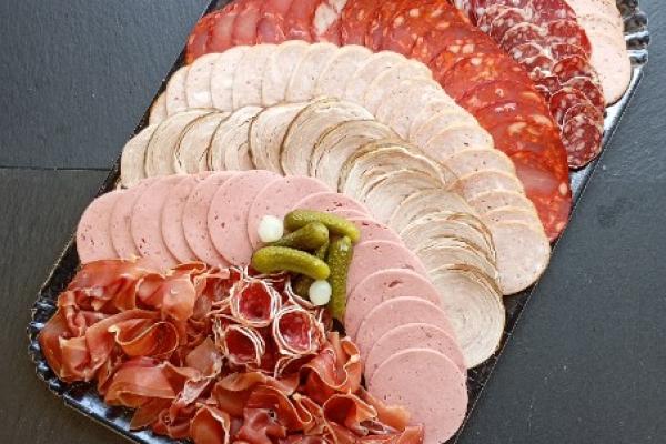 Planche apéro; saucisson, rosette, chiffonnade de jambon, cornichons