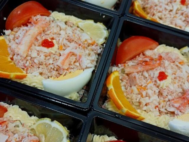 Nos entrées froides; 1/2 langouste, melon aux crevettes, omelettes au saumon . . .