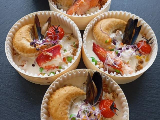 Cassolette de Homard, Noix de St-Jacques et coques et Ris de veau braisés