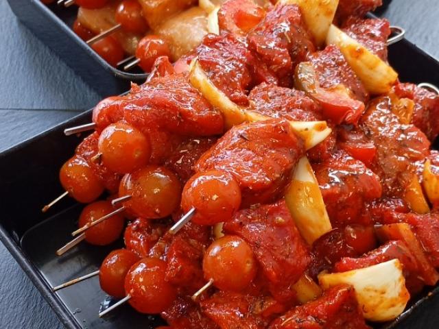 Tout pour vos barbecue; côte à l'os, brochettes, merguez, chipolatas . . .