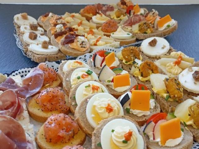 Nos Amuses-bouches : Canapés, mini faluches, navettes garnies.