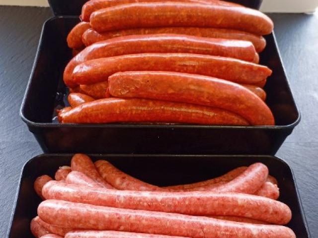 Tout pour vos barbecue; côte à l'os, brochettes, merguez, chipolatas . . .