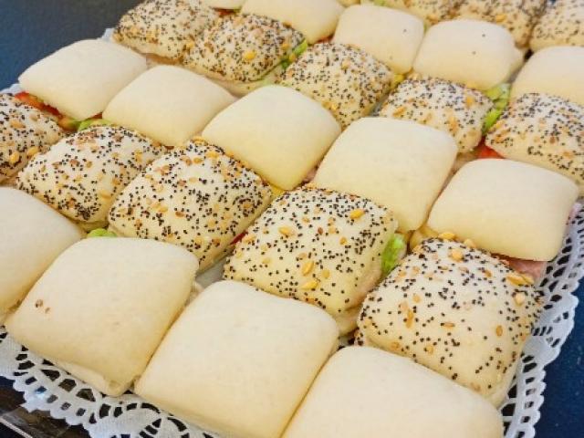 Nos Amuses-bouches : Canapés, mini faluches, navettes garnies.