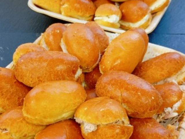 Nos Amuses-bouches : Canapés, mini faluches, navettes garnies.