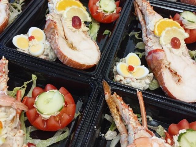 Nos entrées froides; 1/2 langouste, melon aux crevettes, omelettes au saumon . . .