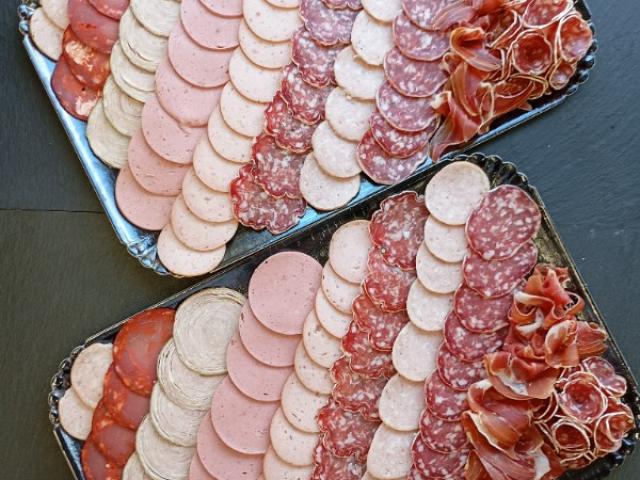 Planche apéro; saucisson, rosette, chiffonnade de jambon, cornichons