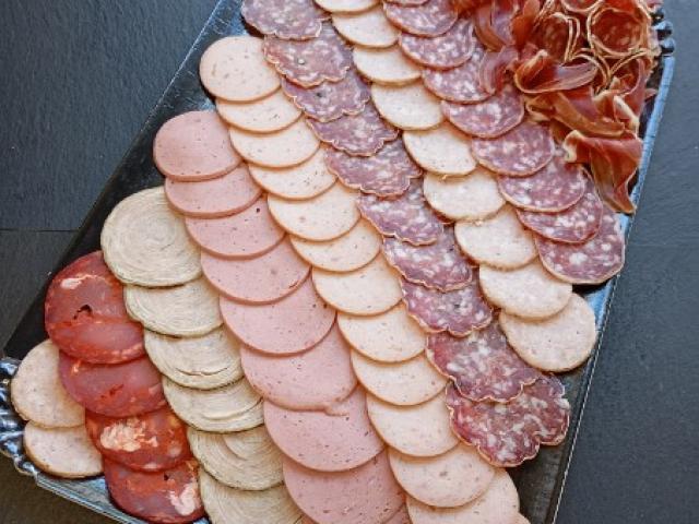 Planche apéro; saucisson, rosette, chiffonnade de jambon, cornichons