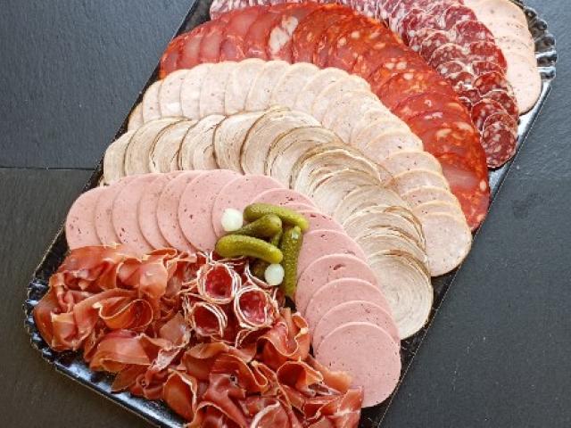 Planche apéro; saucisson, rosette, chiffonnade de jambon, cornichons