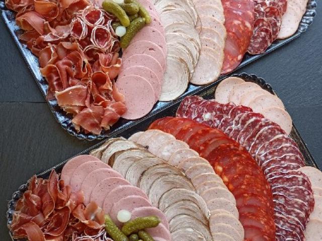 Planche apéro; saucisson, rosette, chiffonnade de jambon, cornichons